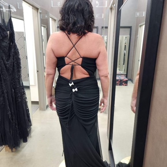 Black gown - Picture 6 of 10